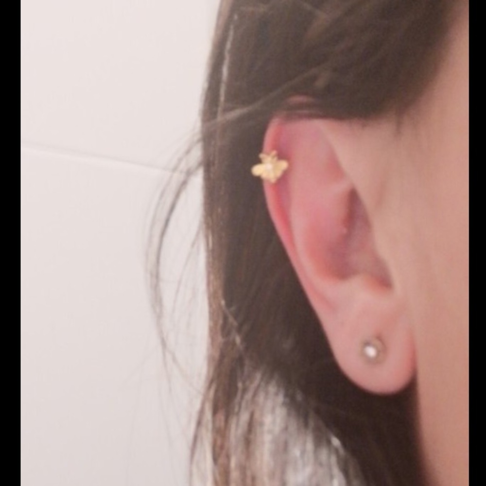 NEW Dainty Diamond Bee Ear Cuff 🐝 - Picture 3 of 7